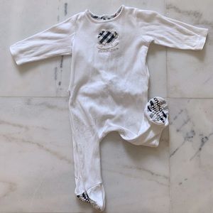 Burberry footed body suit. 9m/74cm. Clasp closure.